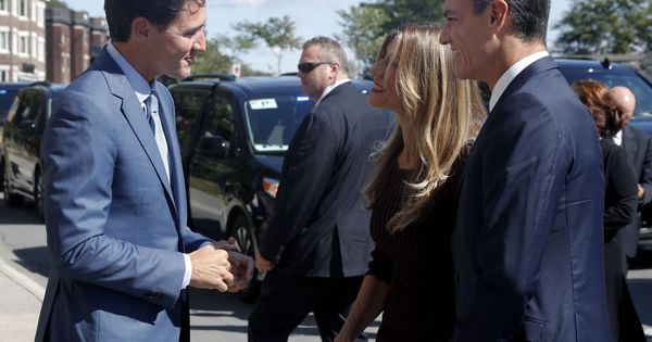 Foto: El primer ministro canadiense, Justin Trudeau, recibe a Pedro Sánchez y su mujer, Begoña Gómez, este domingo en Montreal. (EFE)