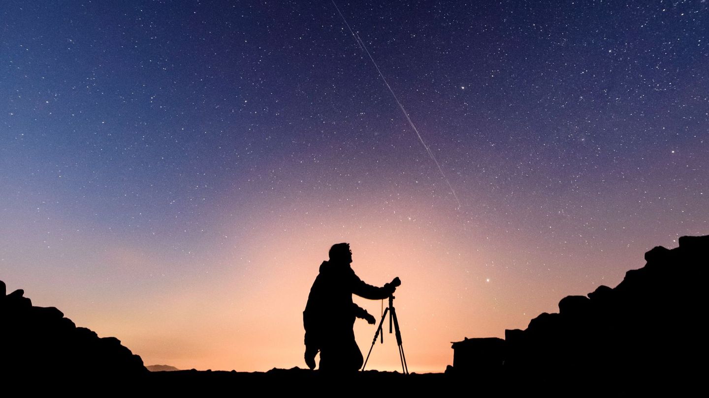La Noche de San Juan se convierte en una ocasión ideal para una escapada al campo a ver estrellas. (EFE/Peter Komka)