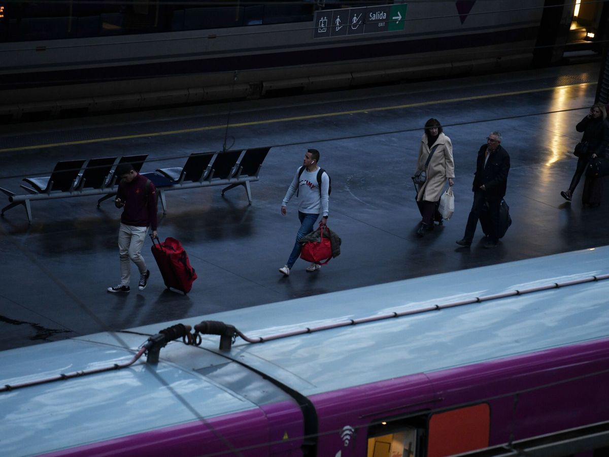 Foto: Viajeros en la estación de Atocha. (Europa Press/Fernando Sánchez)