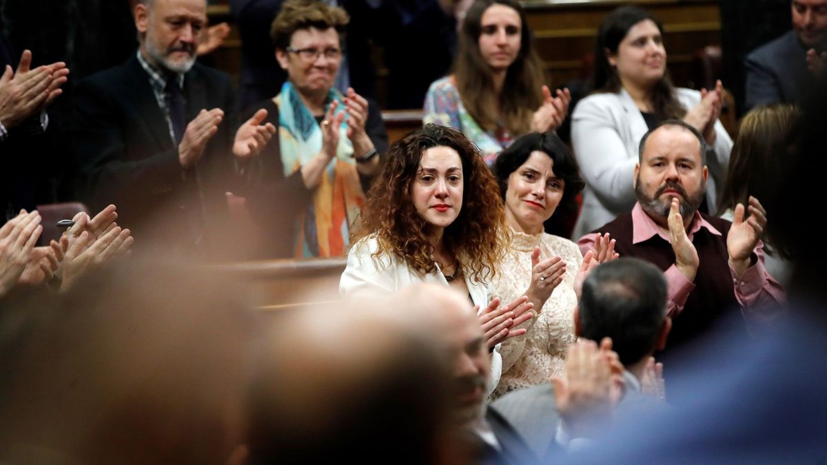 Ovación a Aina Vidal, la diputada de Podem que acude a votar pese a su enfermedad
