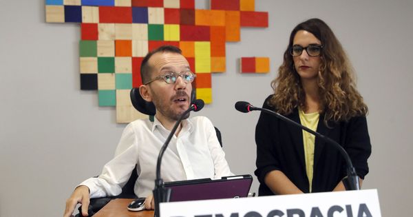 Foto: El secretario de Organización de Podemos, Pablo Echenique, y la portavoz adjunta Noelia Vera, durante una rueda de prensa en la sede del partido. (EFE)