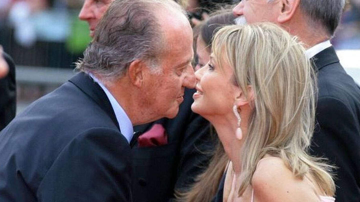 El rey Juan Carlos I saluda a Corinna zu Sayn-Wittgenstein. (EFE)