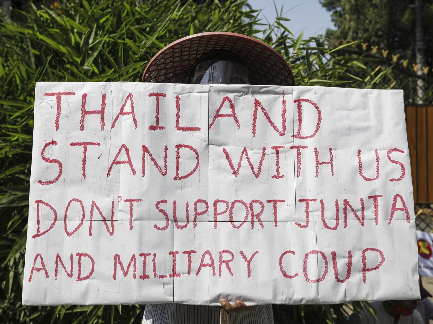 Pancarta contra el golpe de Estado durante una protesta en Bangkok. (EFE)