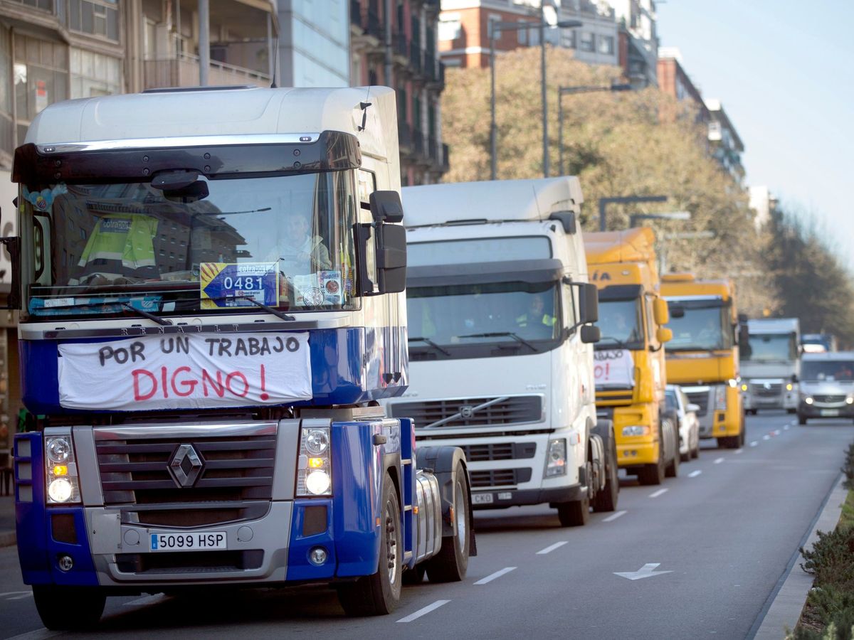Foto: Centenares de cabezas tractoras de camiones en las calles de Barcelona en una fotografía de archivo. (EFE)