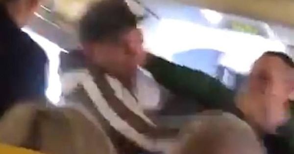 Foto: La pelea entre ambos pasajeros tuvo mucho que ver con el alcohol (Foto: Twitter)