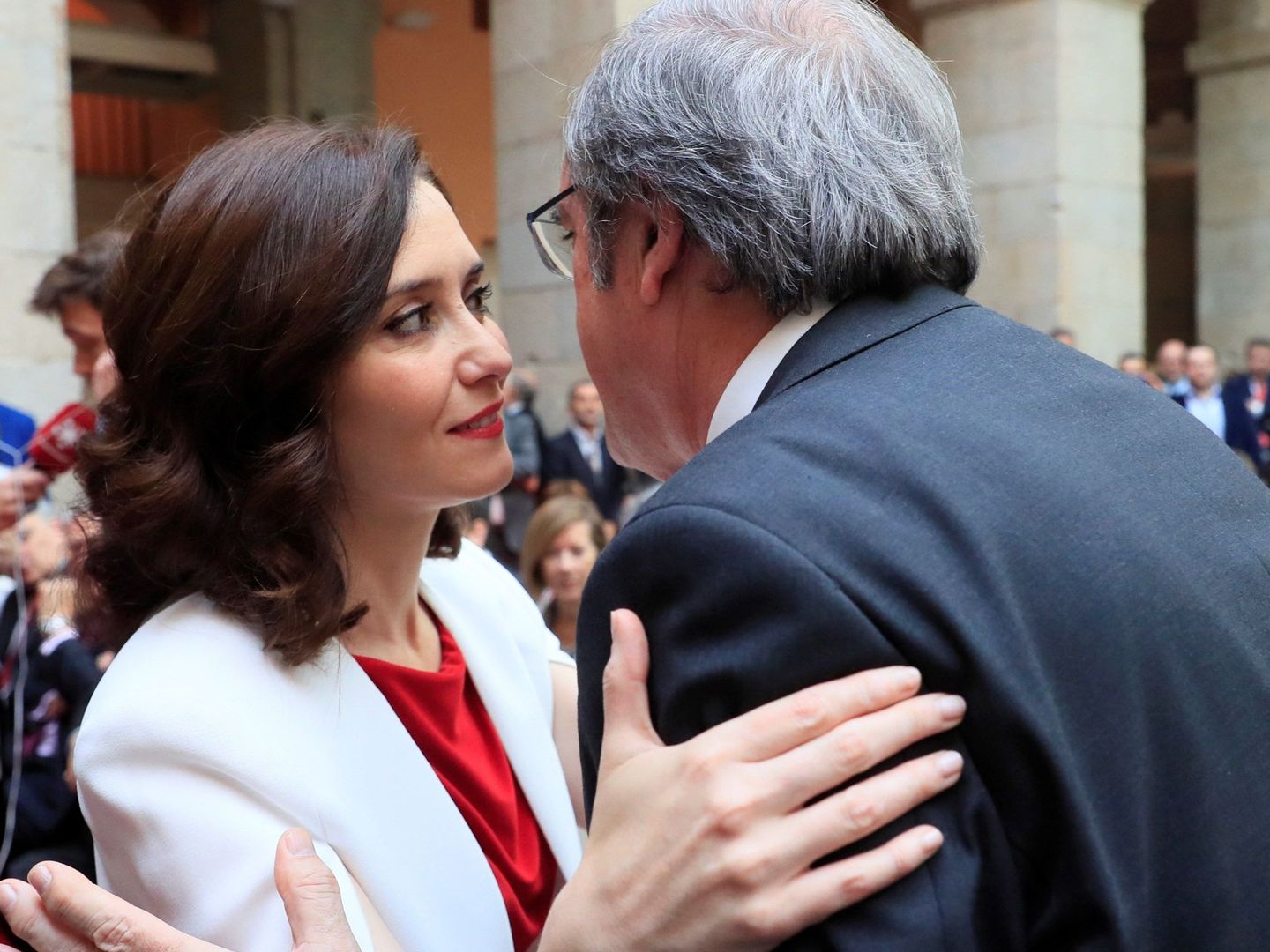 El candidato del PSOE a la Comunidad de Madrid, Ángel Gabilondo, saluda a la candidata del PP, Isabel Díaz Ayuso. (EFE)