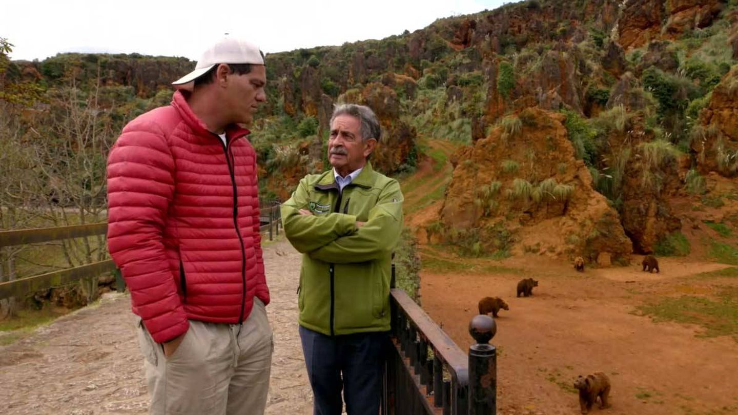 Frank  Cuesta, con Miguel Ángel Revilla en el Parque de la Naturaleza de Cabárceno. (DMAX)