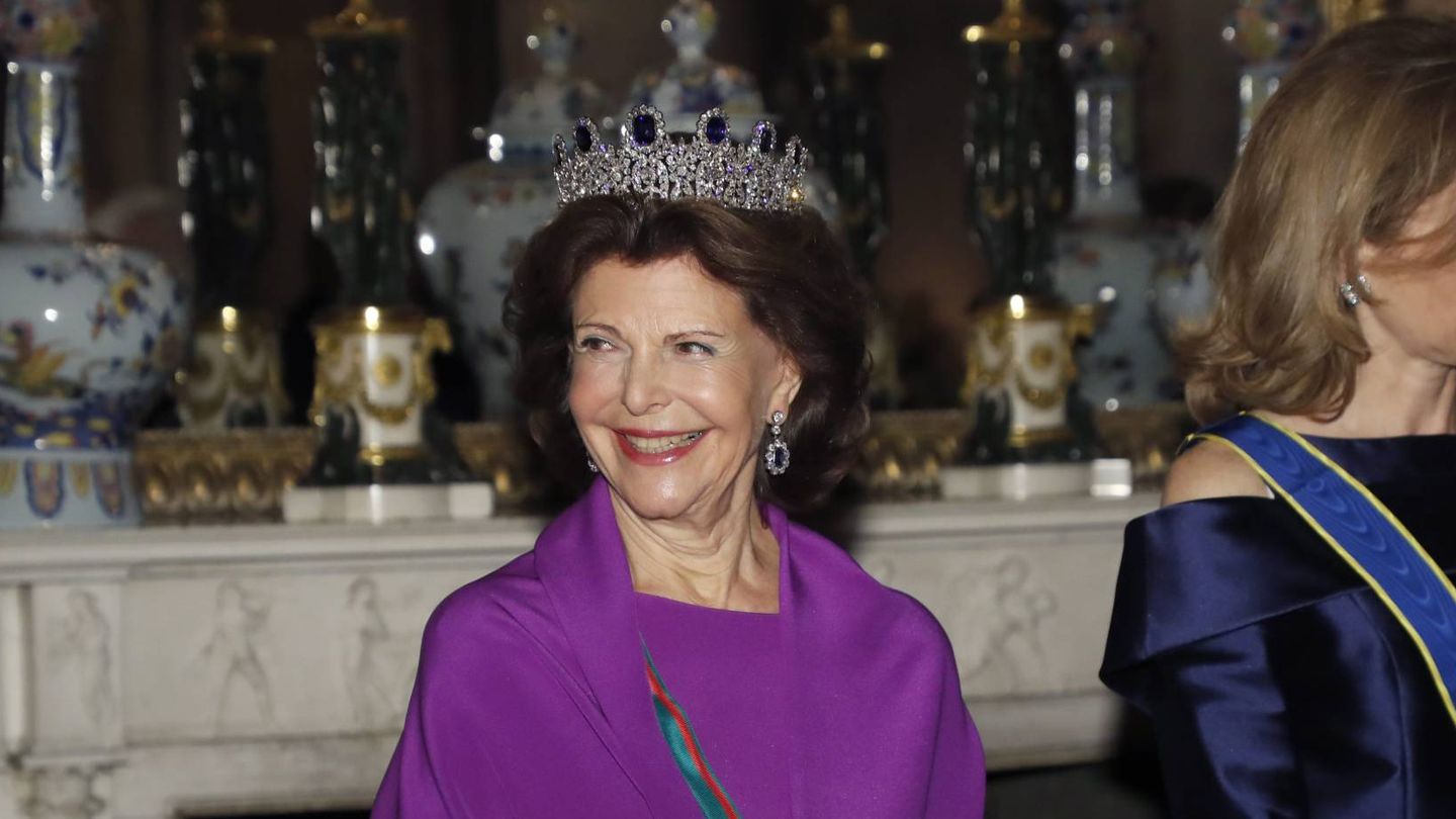 La reina Silvia, con la tiara de zafiros. (Cordon Press)