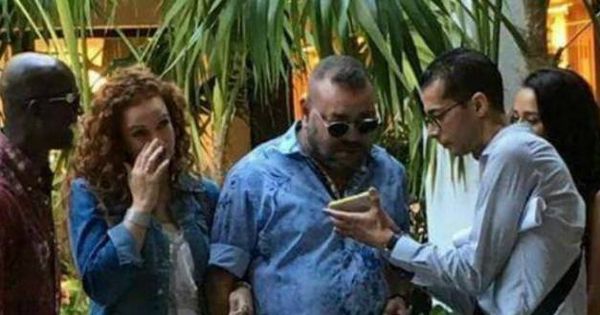 Foto: El rey Mohamed VI y su esposa con un marroquí que les abordó en Miami.