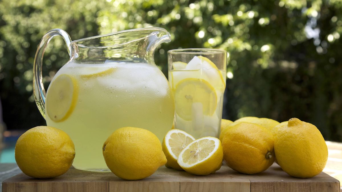 Más allá de adelgazar: los beneficios para la salud de beber agua de limón