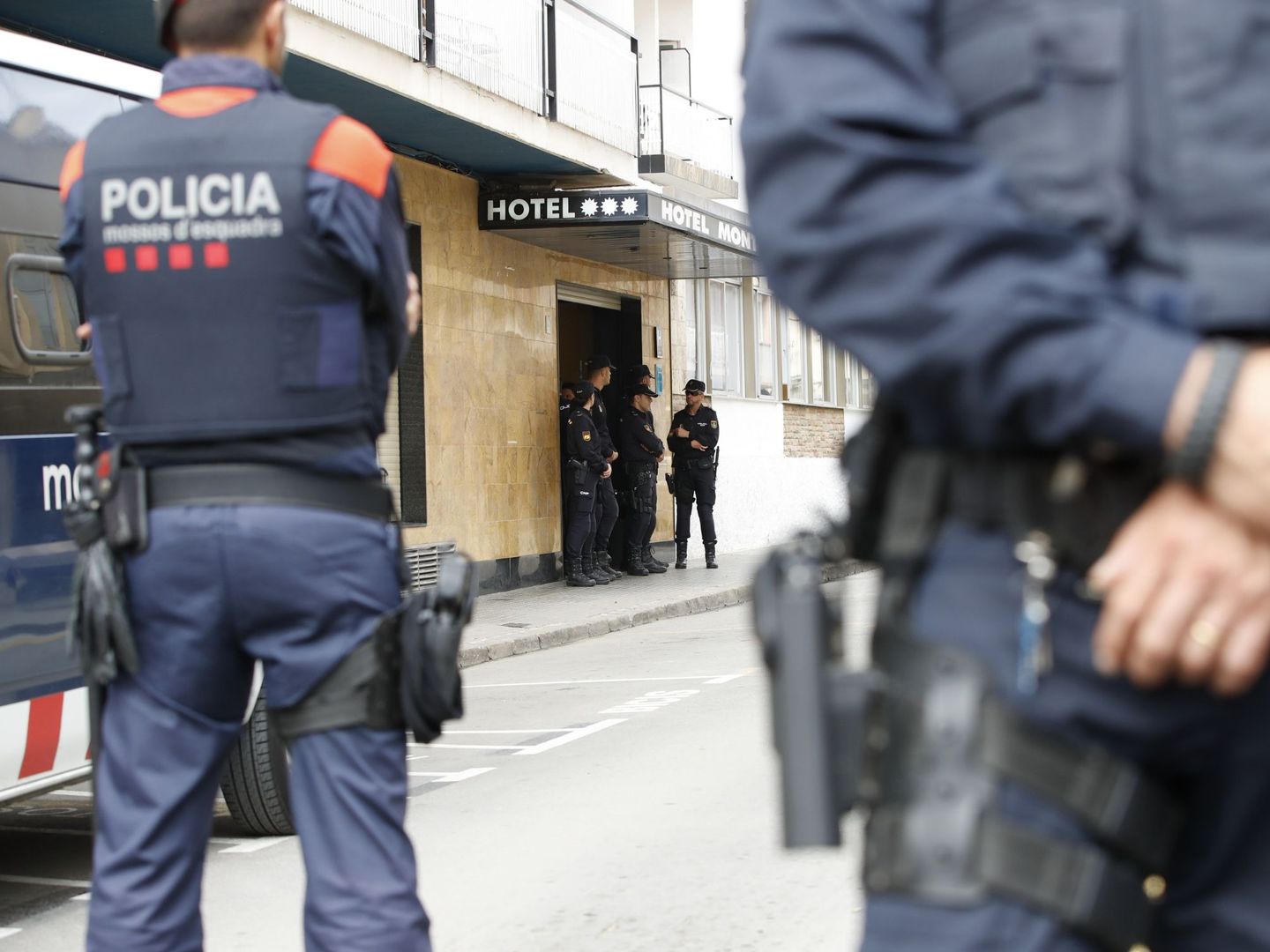 Los Mossos d'Esquadra protegen un hotel en Pineda de Mar que aloja a Policía Nacional. (EFE)