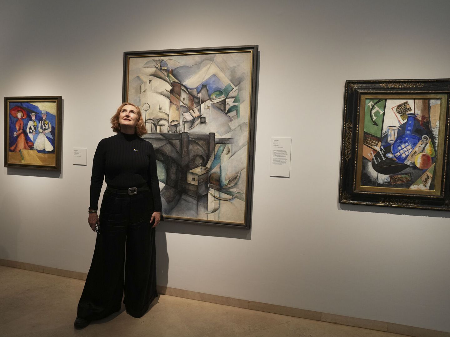 Francesca Thyseen-Bornemisza posa junto a varias obras durante la presentación de la exposición  'En el ojo del huracán. Vanguardia en Ucrania, 1900-1930' (EFE)