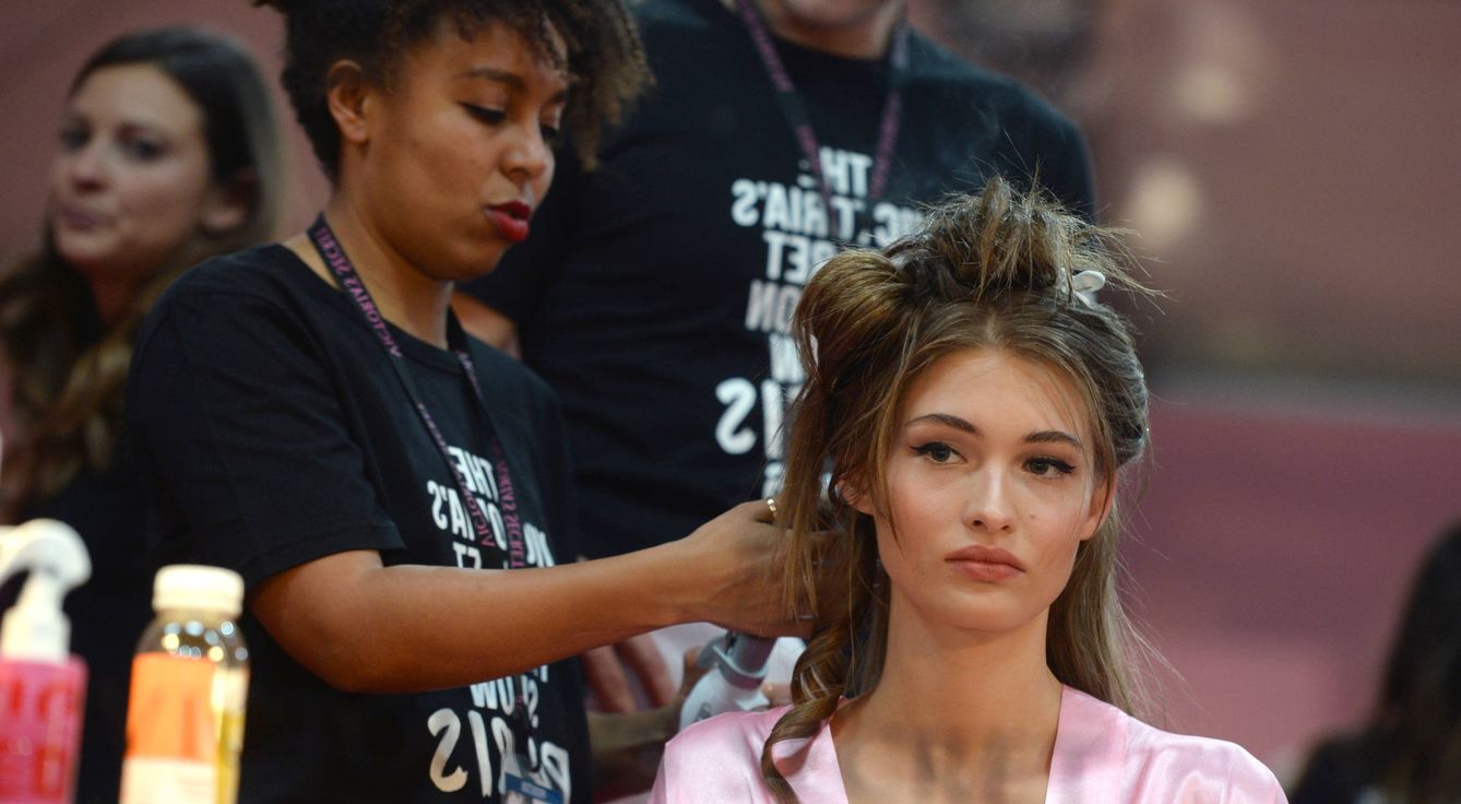 La modelo Grace Elisabeth durante las sesiones de peluquería y maquillaje previas al desfile de Victoria's Secret. (Gtres)