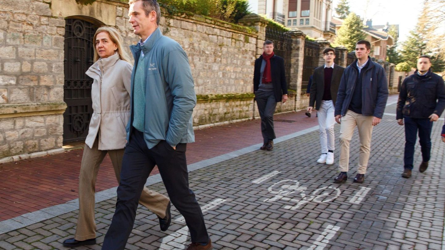La Infanta y su marido, Iñaki Urdangarin, pasean por Vitoria en Navidad con sus hijos detrás. (EFE)