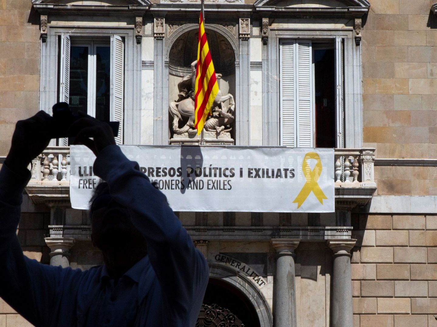 Una pancarta con un lazo amarillo, colgado del balcón del Palau de la Generalitat, en mayo de 2019. (EFE)