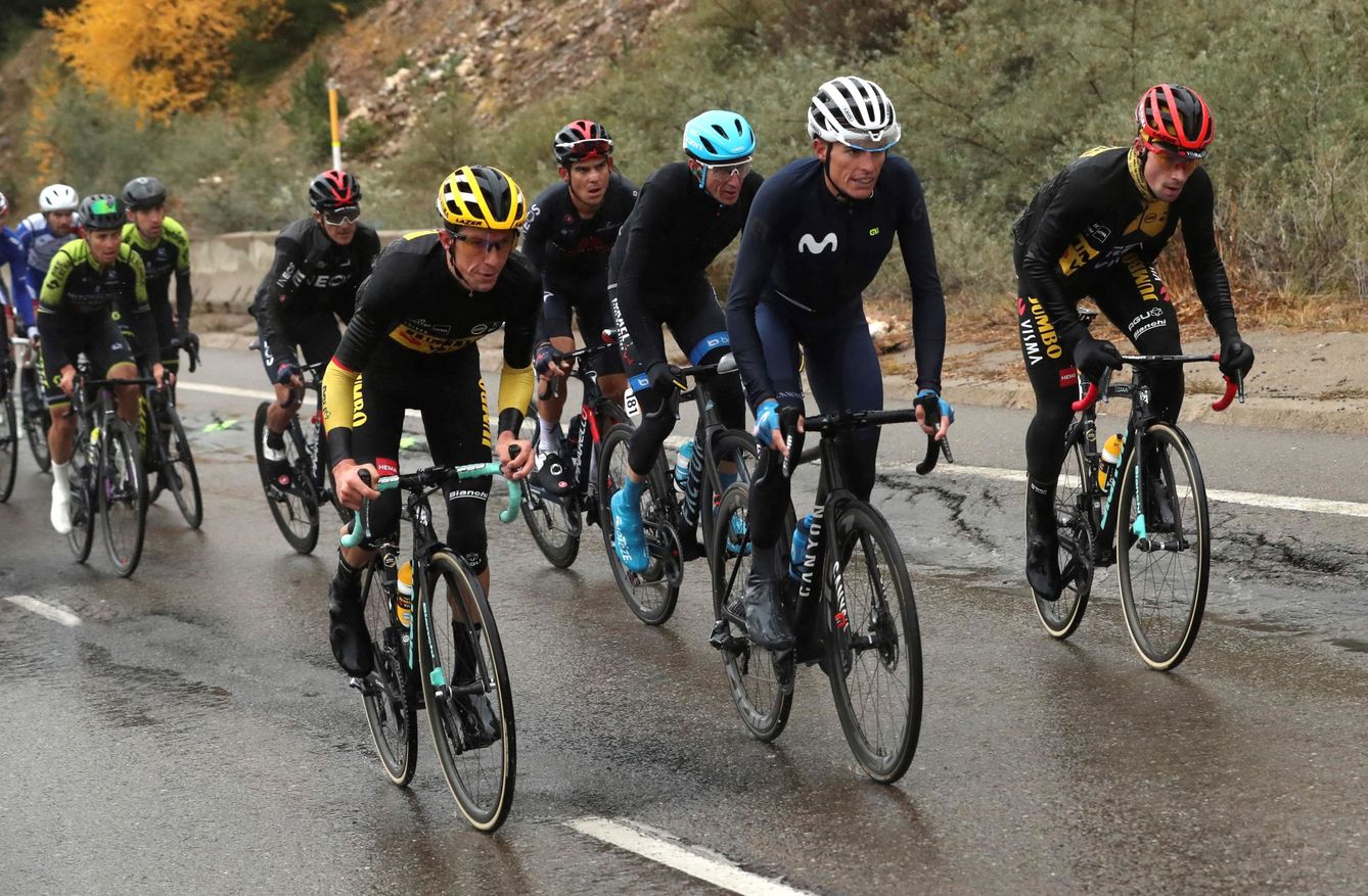 Roglic y Mas, con otros ciclistas, en la subida a Formigal. (Efe)