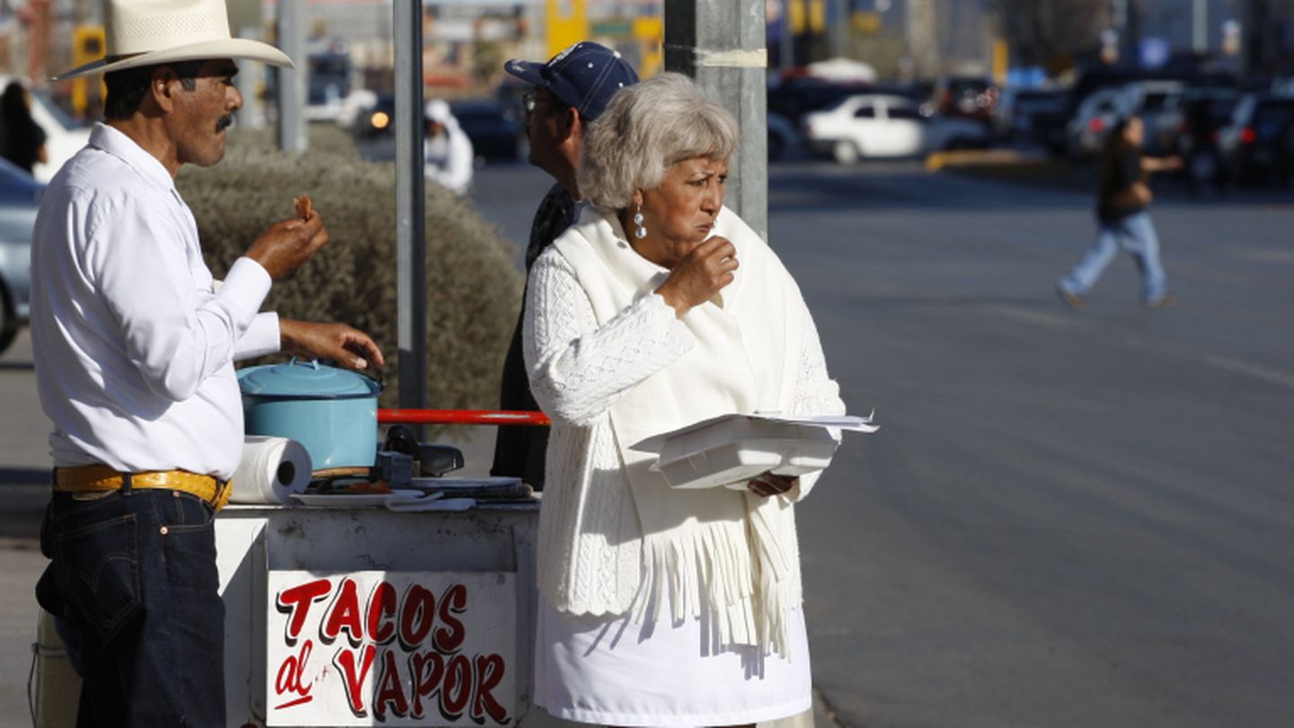 Una pareja come unos tacos en un puesto callejero en Ciudad Juárez (Reuters).