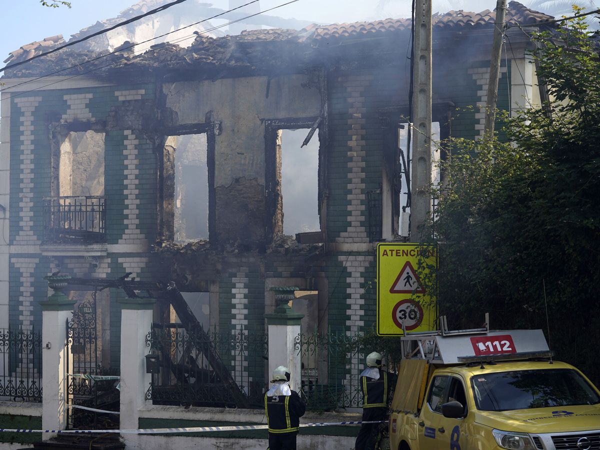 Foto: Incendio de una vivienda ubicada en la localidad en Asturias en imagen de archivo. (EFE/Paco Paredes)