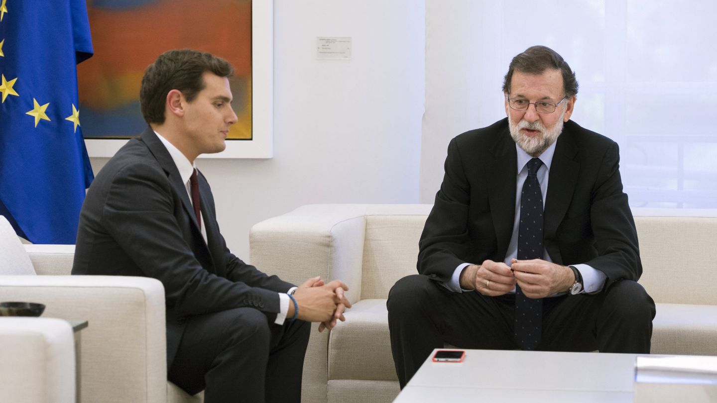 El presidente del Gobierno, Mariano Rajoy (d), y el de Ciudadanos, Albert Rivera. (EFE)