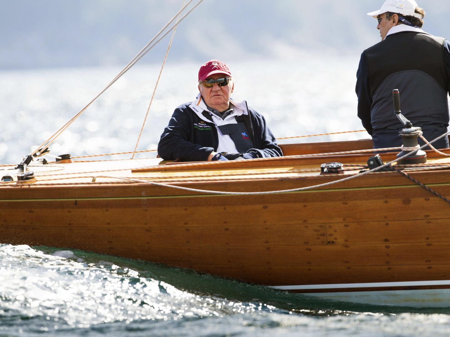 El rey Juan Carlos navegando. (EFE)