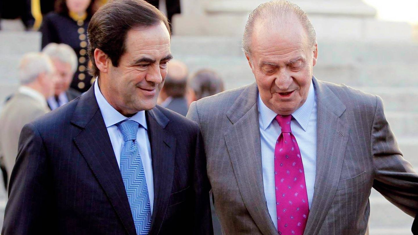 José Bono y el rey Juan Carlos conversan durante un acto. (EFE)