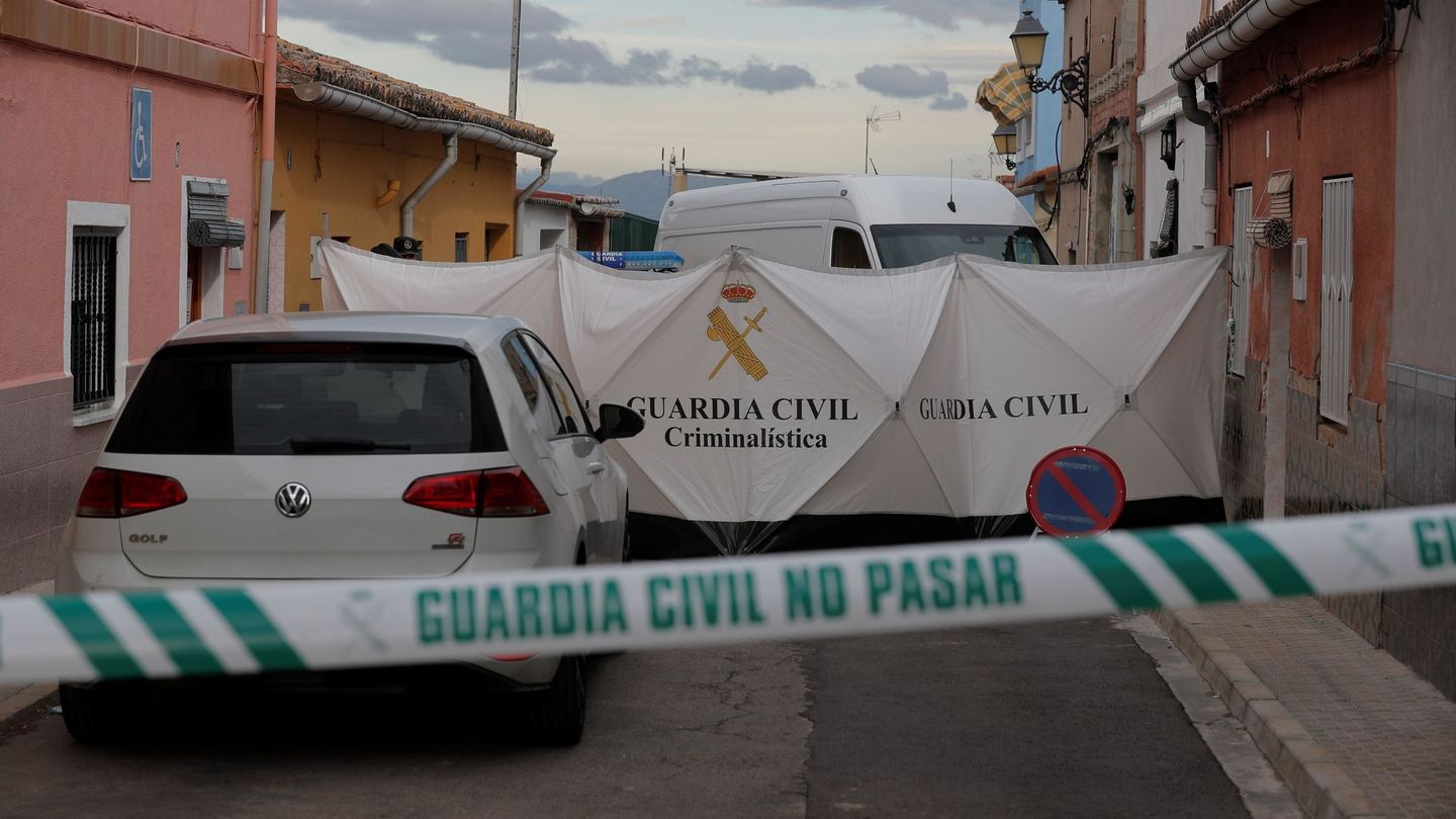 Miembros de criminalística de la Guardia Civil registran el piso del sospechoso en la localidad valenciana de Manuel. (Efe)