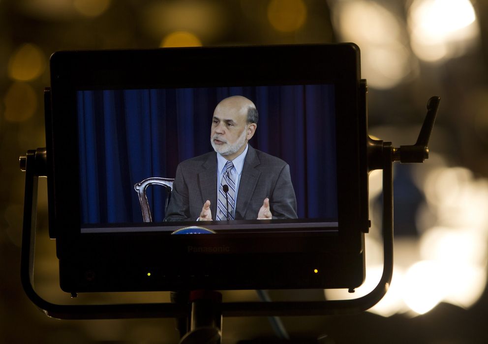 Foto: Una cámara recoge la imagen de Bernanke en la rueda de prensa posterior a la reunión de septiembre
