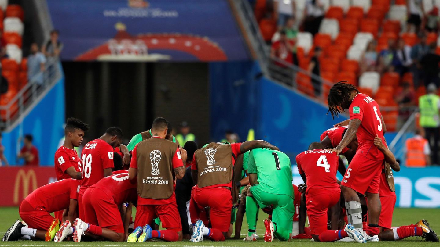 Los jugadores de Panamá rezan sobre el campo tras caer eliminados del Mundial de Rusia. (EFE)