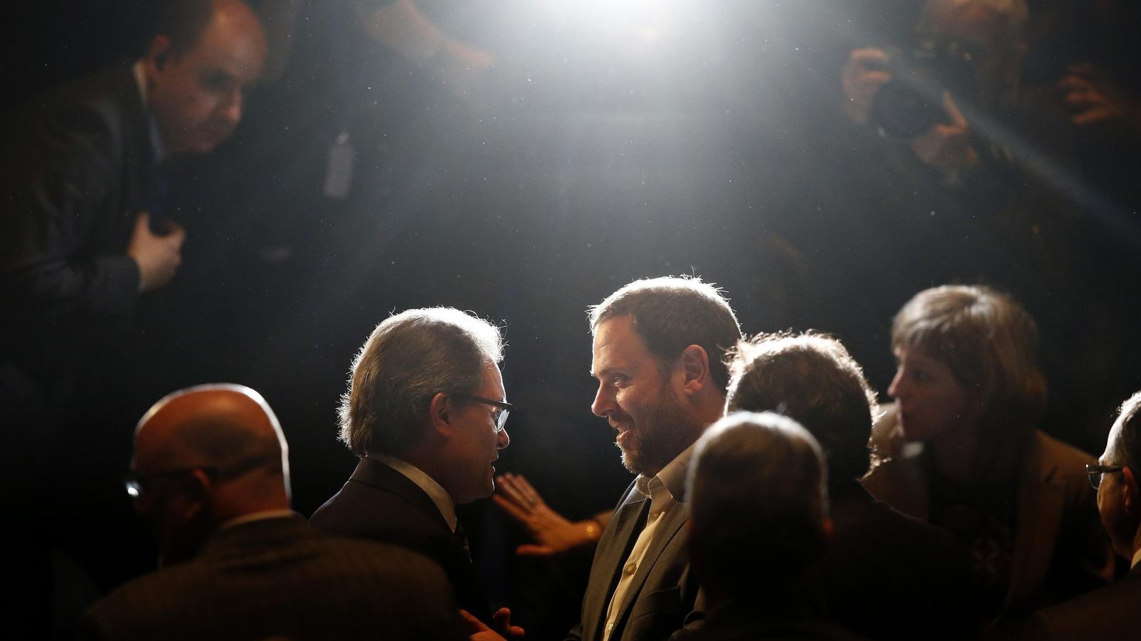 Foto: Artur Mas saluda al líder de ERC, Oriol Junqueras, tras una conferencia en Barcelona (Reuters). 