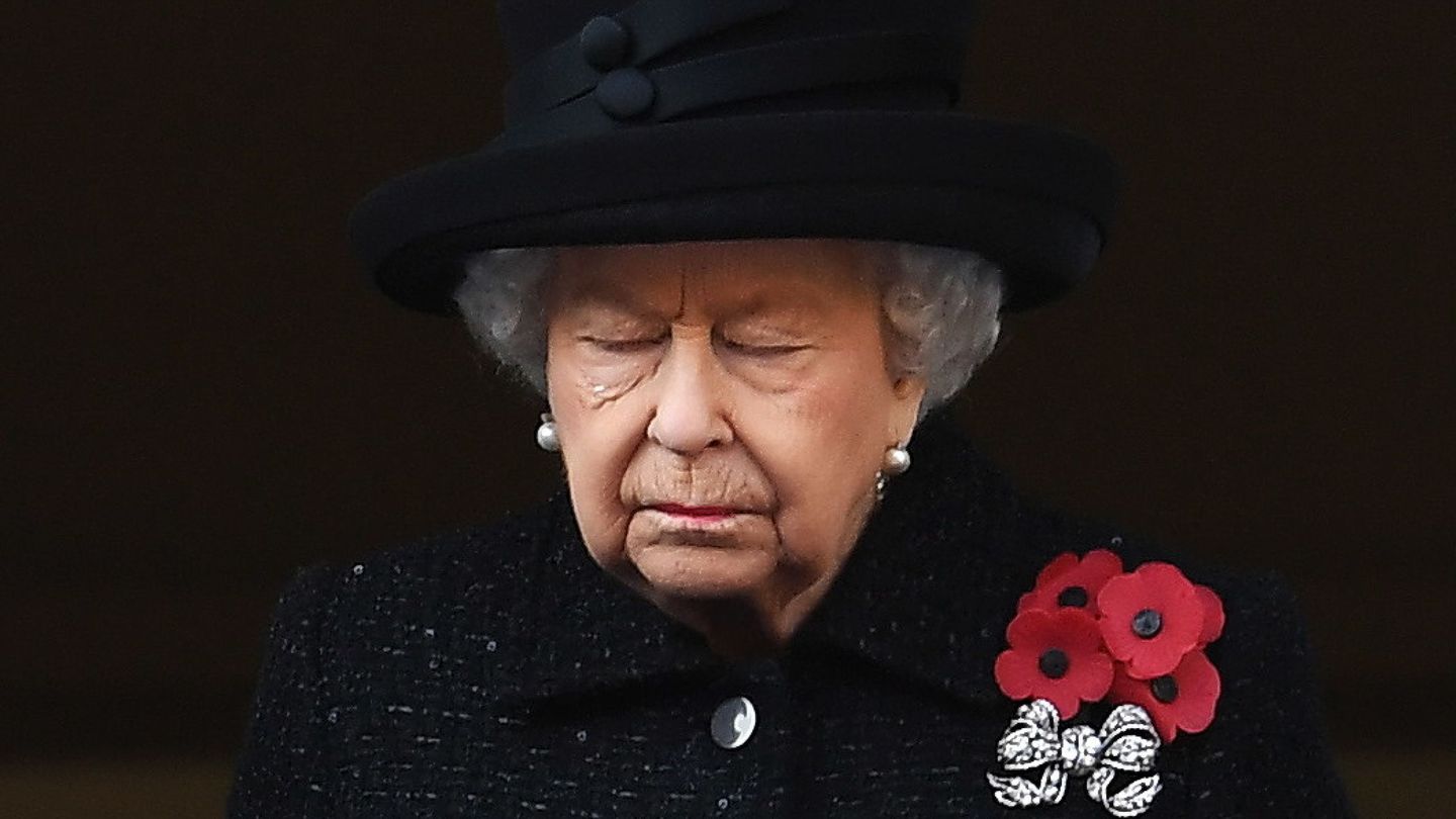La reina ofreciendo sus respetos a los caídos. (EFE)