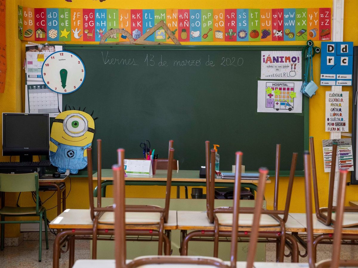 Foto: Un aula vacia de un colegio en Murcia. (EFE)