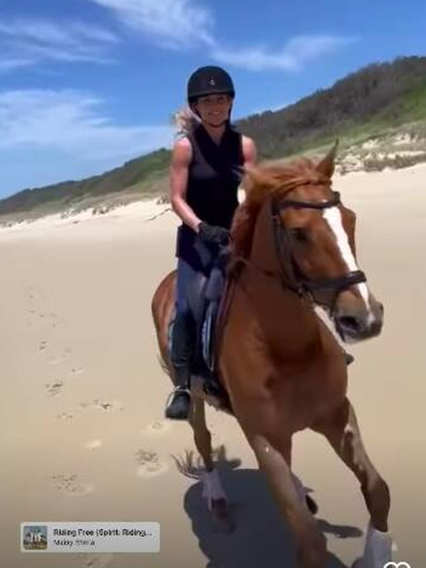 La actriz cabalgando por la playa. (Instagram/@elsapataky)