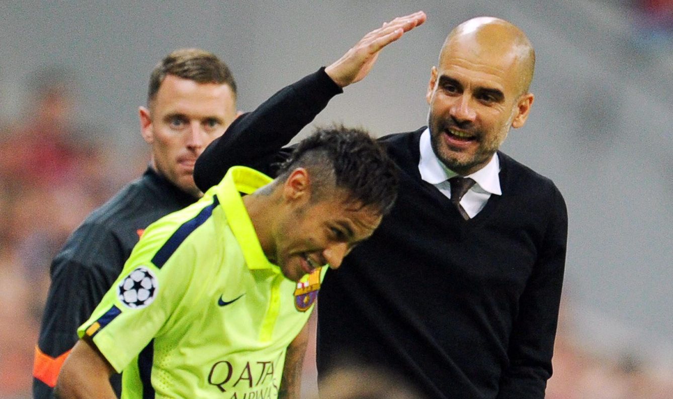 Neymar, siendo felicitado por Guardiola este martes en Múnich.
