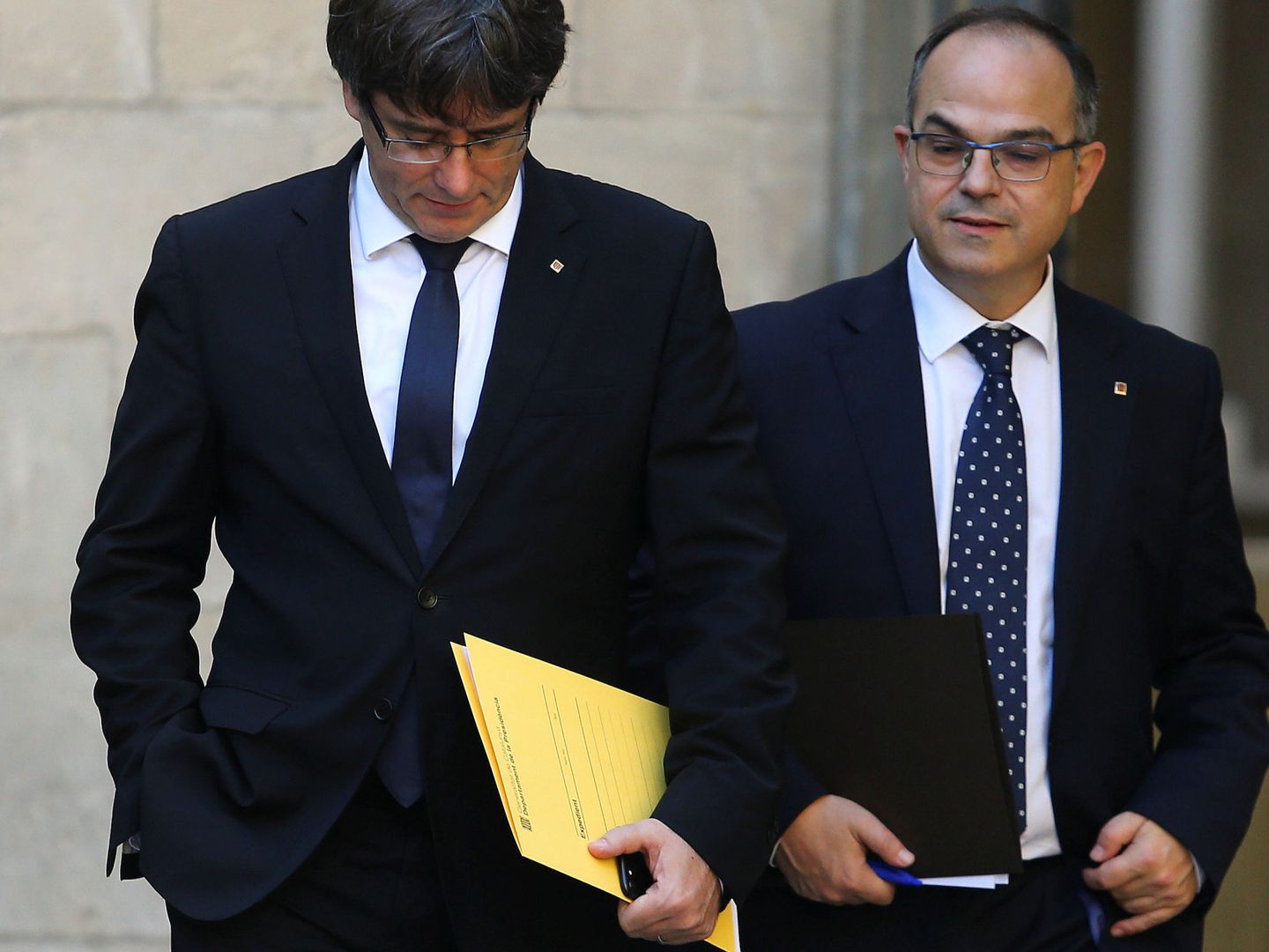 El presidente catalán, Carles Puigdemont, y el portavoz del Govern, Jordi Turull. (Reuters)