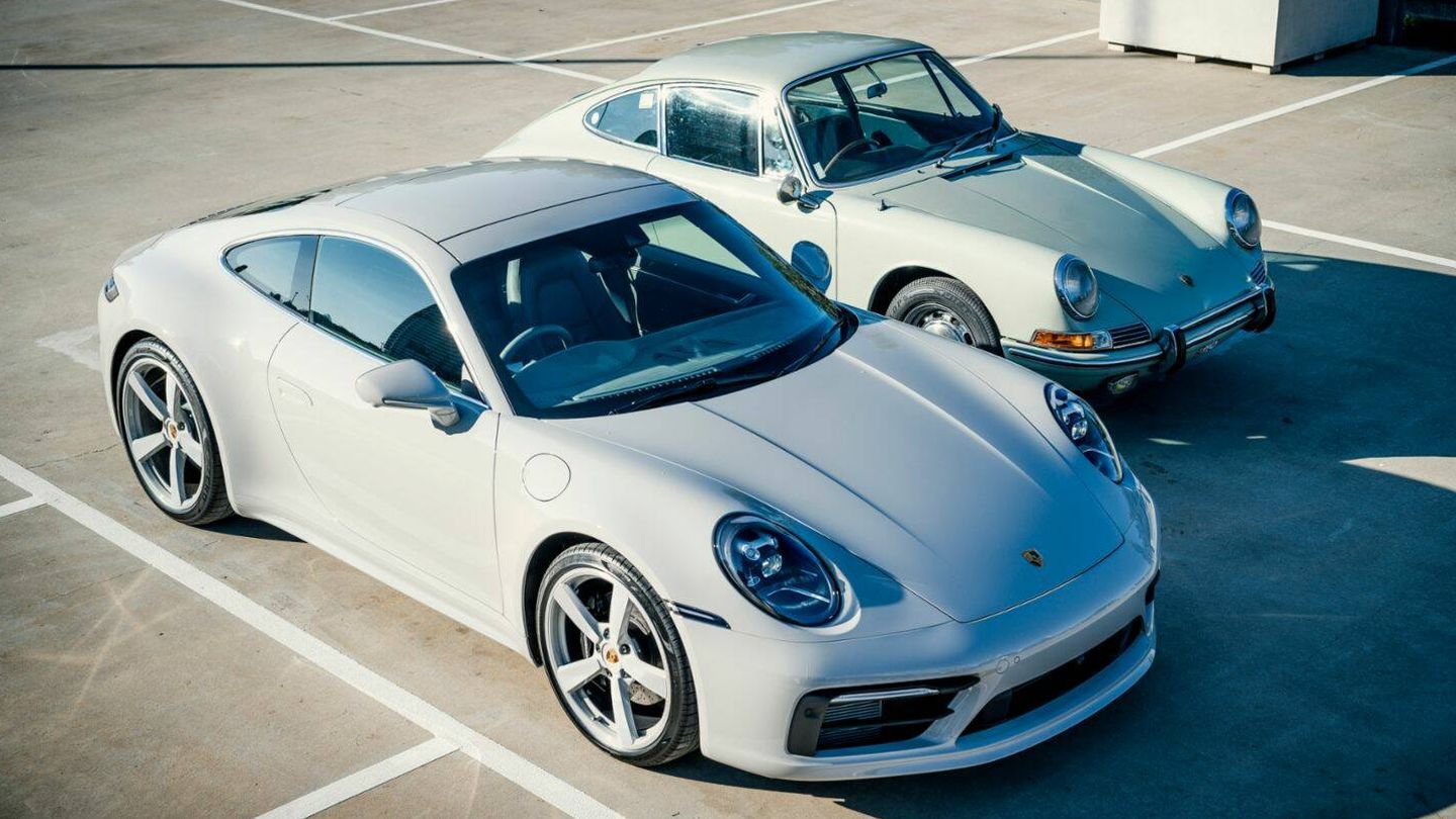 El antiguo Porsche 911 parece de juguete comparado con el actual. (Porsche)