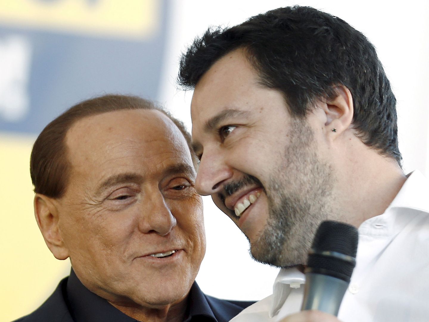 El líder de la Liga Norte Matteo Salvini habla con el ex primer ministro Berlusconi durante un mítin en Bolonia, en 2015. (Reuters)