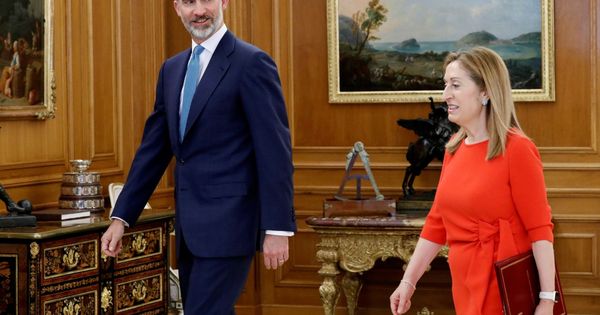 Foto: El Rey recibe a la presidenta del Congreso, Ana Pastor, quien le ha comunicado la investidura de Pedro Sánchez como nuevo presidente del Gobierno. (EFE)
