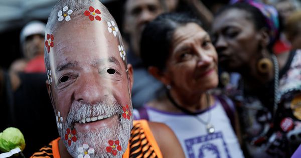 Foto: Un miembro del PT lleva una máscara del expresidente Luiz Inácio Lula da Silva tras conocerse la segunda condena contra él, en Sao Paulo, el 7 de febrero de 2019. (Reuters)