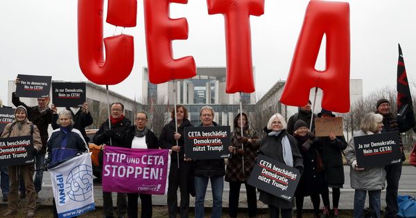 Foto:  Un grupo de manifestantes protesta contra el Acuerdo Económico y Comercial Global (CETA). (EFE)
