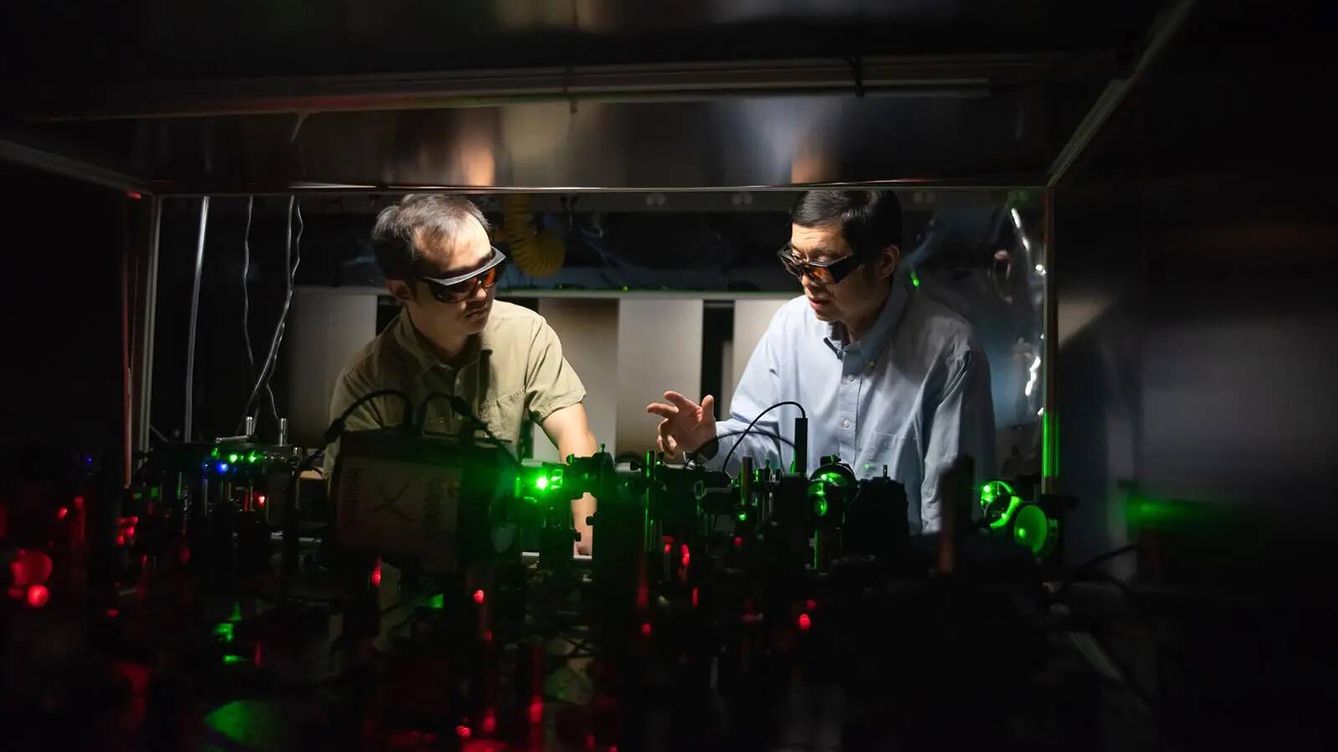 Foto: Los investigadores Zhe He (i) y Lihong Wang con su microscopio cuántico por coincidencia. (Caltech)