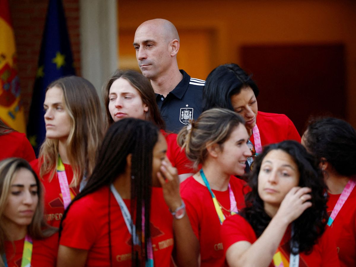 Foto: Luis Rubiales, junto a la selección española de fútbol femenino. (Juan Medina)