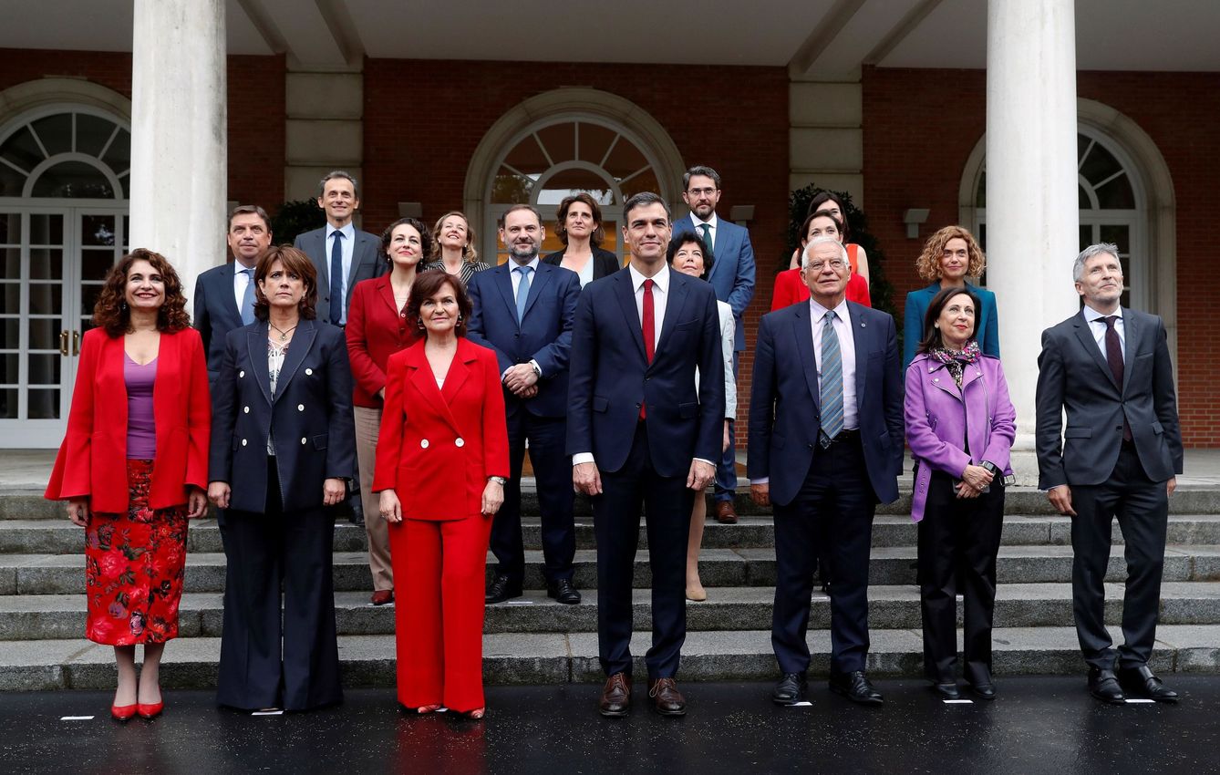 El presidente del Gobierno, Pedro Sánchez, posa con su gabinete tras el primer Consejo de Ministros. (EFE)