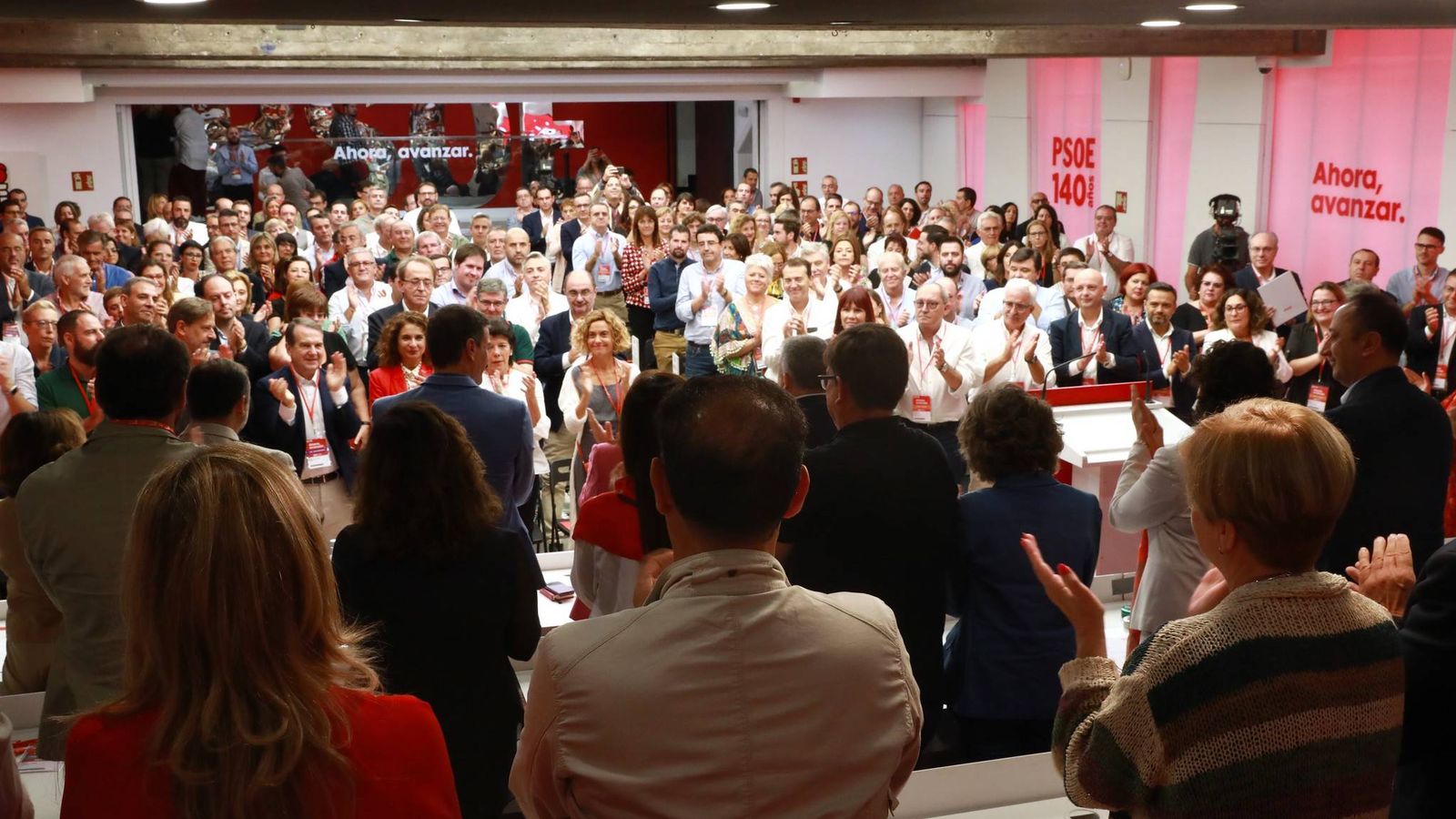 Foto: El comité federal del PSOE aplaude a Pedro Sánchez tras su intervención, este 28 de septiembre en Ferraz. (Inma Mesa | PSOE)