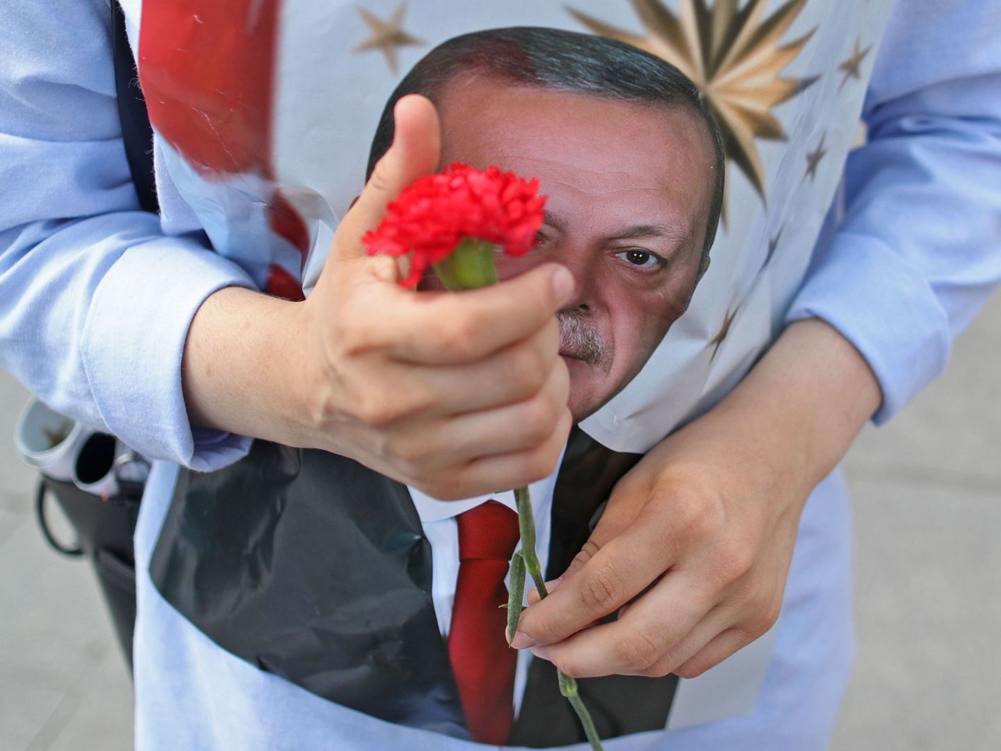 Imagen de un seguidor de Erdogan durante la campaña electoral. (EFE)