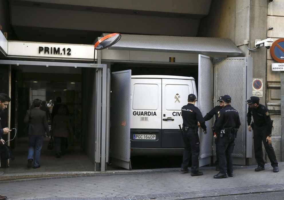 Foto: Un furgón de la Guardia Civil llega a la Audiencia Nacional. (EFE)
