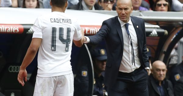 Foto: Zidane felicita a Casemiro durante un partido en el Bernabéu. (Efe)