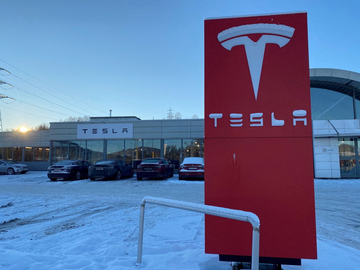 Foto: En Noruega están dejando de usarse coches Tesla para enseñar a los alumnos (Reuters/Victoria Klesty)