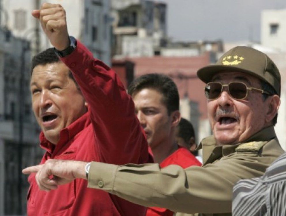 Foto: Chávez dice que está llegando la hora de que Fidel Castro se ponga uniforme