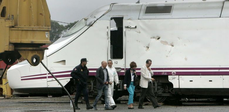 El juez encargado de investigar el accidente del Alvia siniestrado en Santiago de Compostela el pasado 24 de julio, Luis Aláez (2i). (EFE)