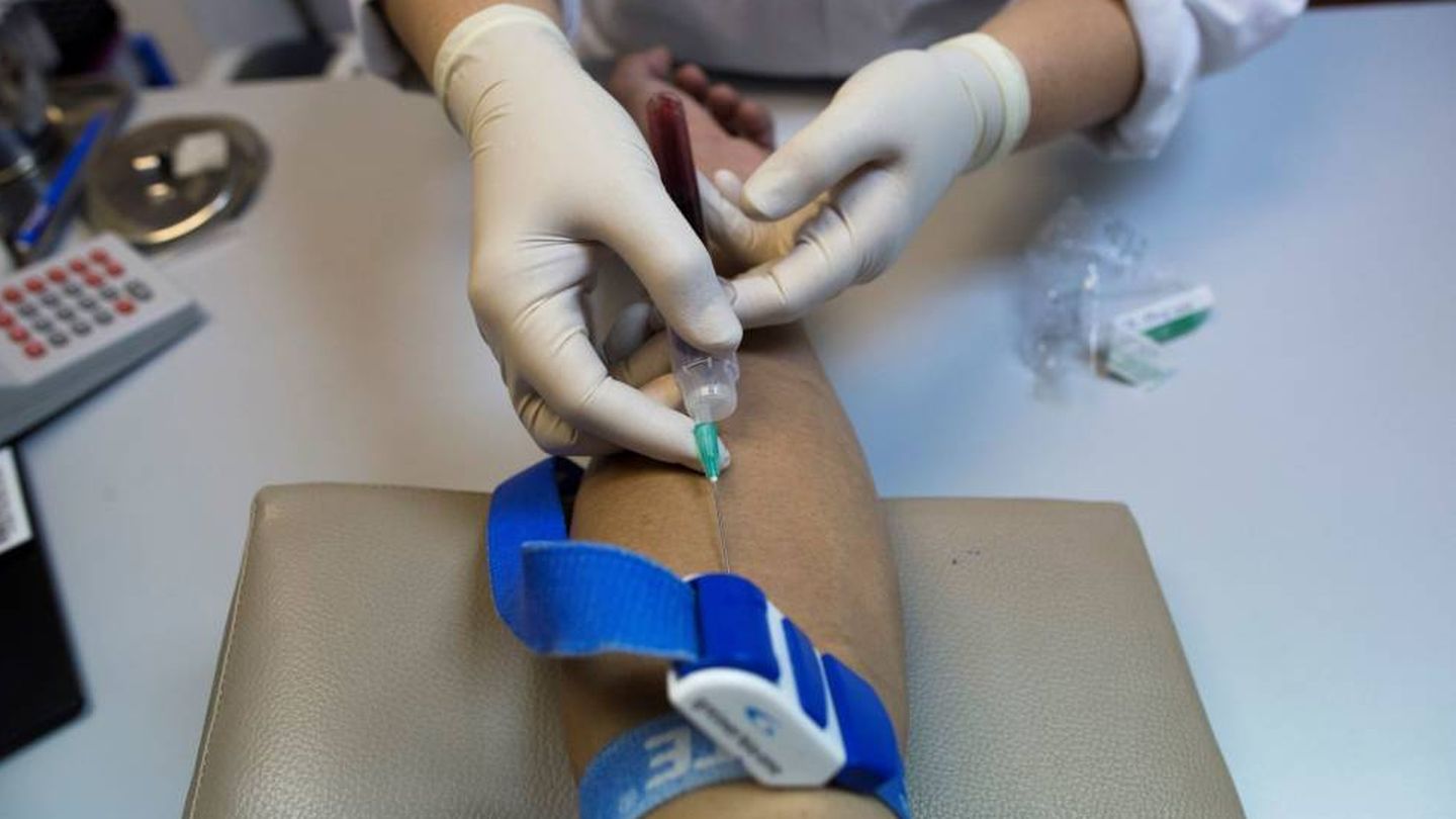 Recogida de muestra de sangre para una prueba del VIH. (EFE)